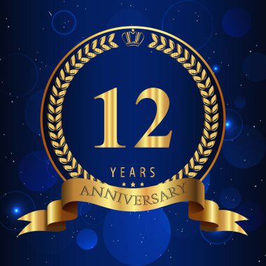 Lacivert bokeh arka planda izole edilmiş altın defne çelenkleri ve kurdelelerle 12 yıllık kutlama amblemi. Doğum günü için en iyi tasarım, tebrik kartı, davetiye, poster.