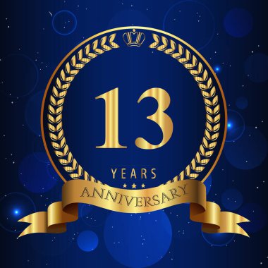 13 Yıl Yıldönümü kutlaması logosu altın defne çelenkleri ve koyu mavi bokeh arka planda izole edilmiş kurdeleler. Doğum günü için en iyi tasarım, tebrik kartı, davetiye, poster.