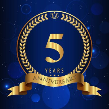 Lacivert Bokeh arka planında izole edilmiş altın defne çelenkleri ve kurdelelerle 5 yıllık kutlama amblemi. Doğum günü için en iyi tasarım, tebrik kartı, davetiye, poster.