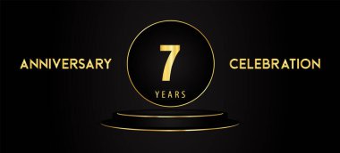 Siyah arka planda izole edilmiş siyah ve altın podyum kaidesi olan 7. yıl dönümü kutlaması logosu. Pankart, poster, tebrik kartı, düğün, doğum günü partisi, mezuniyet için özel tasarım..