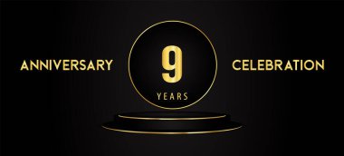 Siyah arka planda izole edilmiş siyah ve altın podyum kaidesi olan 9 yıllık kutlama logosu. Pankart, poster, tebrik kartı, düğün, doğum günü partisi, mezuniyet için özel tasarım..