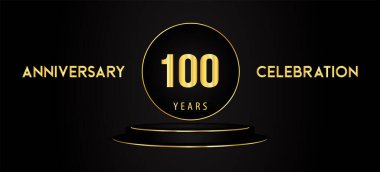 Siyah arka planda izole edilmiş siyah ve altın podyum kaidesi olan 100 yıllık kutlama logosu. Pankart, poster, tebrik kartı, düğün, doğum günü partisi, mezuniyet için özel tasarım..