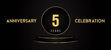 Siyah arka planda siyah ve altın podyum kaidesi olan 5. yıl dönümü kutlaması logosu. Pankart, poster, tebrik kartı, düğün, doğum günü partisi, mezuniyet için özel tasarım..