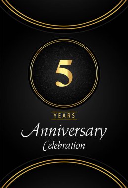 Siyah arka planda gümüş noktalı ve altın yüzüklü 5. yıl dönümü kutlaması logosu. Poster, pankart, düğünler, doğum günü partisi, kutlama etkinlikleri, tebrik kartları için özel tasarım..