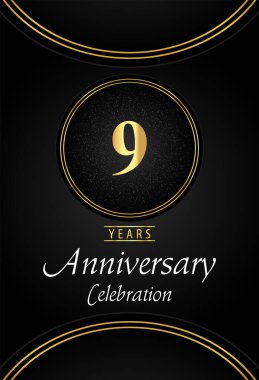 Siyah arka planda gümüş noktalı ve altın yüzük kenarlı 9 yıllık kutlama logosu. Poster, pankart, düğünler, doğum günü partisi, kutlama etkinlikleri, tebrik kartları için özel tasarım..