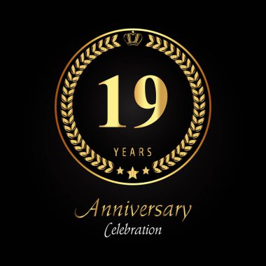 Üzerinde altın defne çelenkleri, altın taç ve siyah arka planda izole edilmiş altın yıldız bulunan 19. yıl dönümü logosu. Mutlu yıllar, düğünler, tebrik kartları, afişler, mezuniyet, tören için özel tasarım..