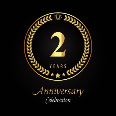 Üzerinde altın defne çelenkleri, altın taç ve siyah arka planda izole edilmiş altın yıldız bulunan ikinci yıl dönümü logosu. Mutlu yıllar, düğünler, tebrik kartları, afişler, mezuniyet, tören için özel tasarım..
