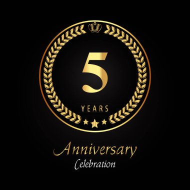 Üzerinde altın defne çelenkleri, altın taç ve siyah arka planda izole edilmiş altın yıldız bulunan 5. yıl dönümü logosu. Mutlu yıllar, düğünler, tebrik kartları, afişler, mezuniyet, tören için özel tasarım..