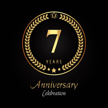Üzerinde altın defne çelenkleri, altın taç ve siyah arka planda izole edilmiş altın yıldız bulunan yedinci yıl dönümü logosu. Mutlu yıllar, düğünler, tebrik kartları, afişler, mezuniyet, tören için özel tasarım..