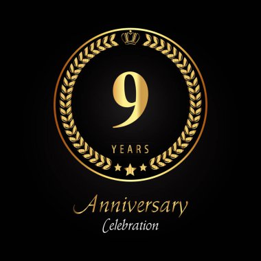 Siyah arka planda altın defne çelenkleri, altın taç ve altın yıldız bulunan 9. yıl dönümü logosu. Mutlu yıllar, düğünler, tebrik kartları, afişler, mezuniyet, tören için özel tasarım..