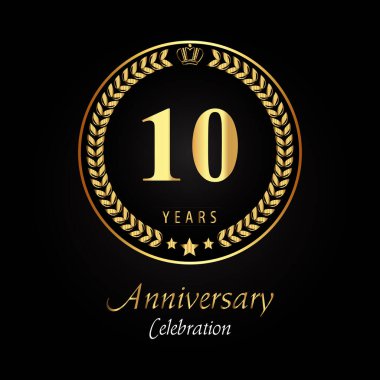 Üzerinde altın defne çelenkleri, altın taç ve siyah arka planda izole edilmiş altın yıldız bulunan 10. yıl dönümü logosu. Mutlu yıllar, düğünler, tebrik kartları, afişler, mezuniyet, tören için özel tasarım..