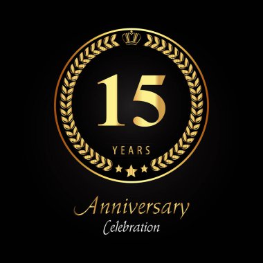 Altın defne çelenkleri, altın taç ve siyah arka planda izole edilmiş altın yıldızlı 15. yıl dönümü logosu. Mutlu yıllar, düğünler, tebrik kartları, afişler, mezuniyet, tören için özel tasarım..