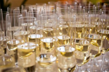 Bir kadehte şampanya.