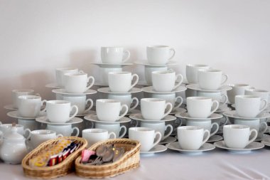 Beyaz arka planda bir fincan çay ve kahve.