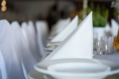 Beyaz ve mavi sandalyeli güzel bir düğün masası.