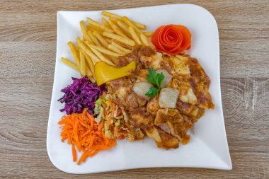 Patates ve salatalı kızarmış tavuk.