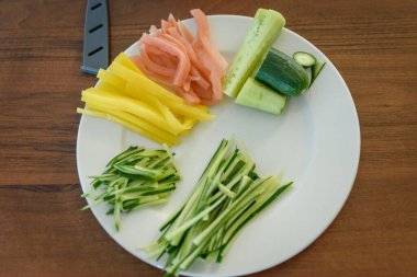 Tahta arka planda sebze ve peynirli taze sebze salatası.