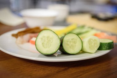 Bir tabakta salatalık ve avokado.