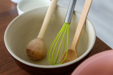 Beyaz arka planda ahşap kaşık ve mutfak aletleri