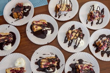 Çikolataya bulanmış bir tabak.