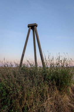 Büyük çitleri olan güzel bir manzara.