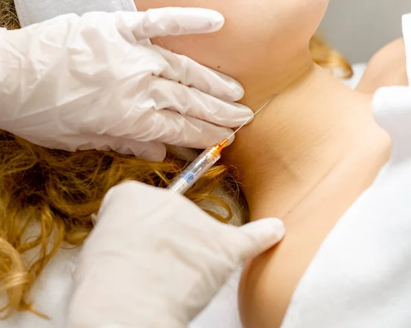 Inyección Cuello Procedimiento Belleza Salud Clínica Cosmetología Médico Administra Una Fotos De Stock