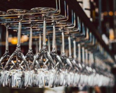 Bardaki şarap bardakları. Tavanda bir bardak tutacağı. Restoranda gözlük rafı..