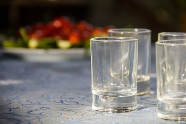 Sokak kafesindeki verandada sebzeler var. Restoran teması. Domates, dilimlenmiş salatalık ve bir tabakta yeşillikler. Açık teraslı restoranlar için tema.