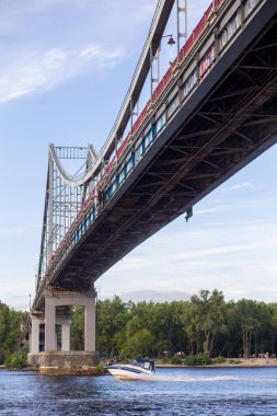 Şehrin arka planına karşı nehirde özel bir tekne yüzüyor..