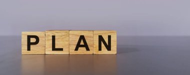 Gri arka planda ahşap kutu planlama, iş yapmak hedef için bir plan olmalıdır.
