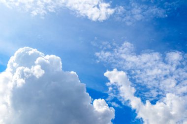 Mavi gökyüzü ve beyaz bulutlar, güneş ışığı, mavi gökyüzü ve yüzen bulutlar