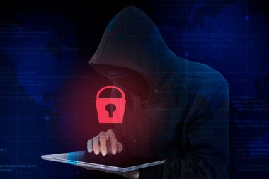 Kimlik hırsızlığının tehlikeleri, siyah kapüşonlu hacker, bilgisayar programı güvenliğini hacklemek.