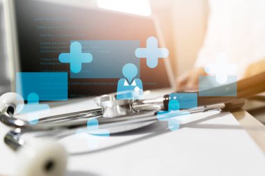 Tıbbi steteskop deftere ve gri masaya yazı yazma, tıp ve araştırma, bir doktora görünme.