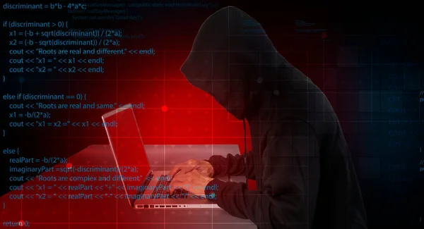 Hacker sistemdeki güvenliği kırdı. Dijital hırsızların tehlikeleri, siyah kapüşonlu bilgisayar korsanı...
