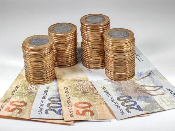 Pila Monedas Reales Con Billetes 200 Reales Sobre Fondo Blanco —  Fotos de Stock