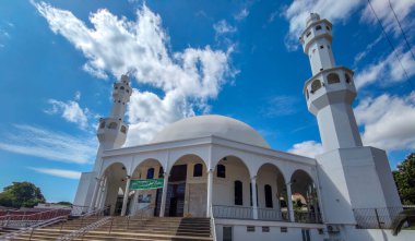 1983 yılında başlatılan Omar İbn-i Khattab Camii - Foz do Iguacu Brezilya 'daki en büyük Arap Müslüman cemaatine sahiptir.