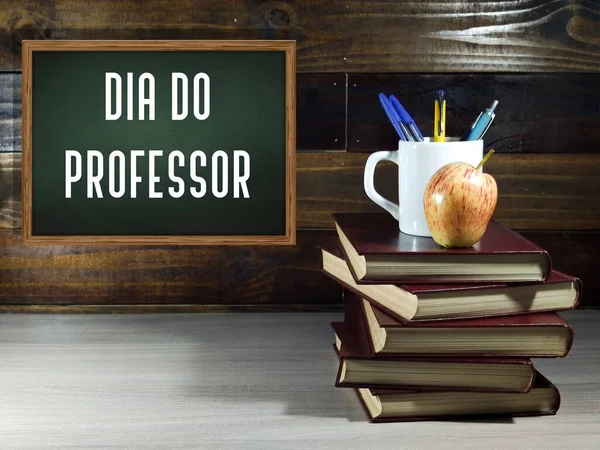 Translation: October, 15 - Happy teacher\'s day in Portuguese language.