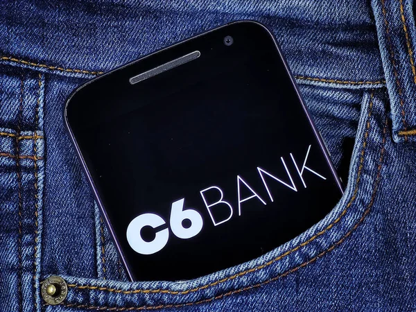 Kotun Cebindeki Akıllı Telefon Ekranında Bank Logosu Var Bank Brezilya - Stok İmaj