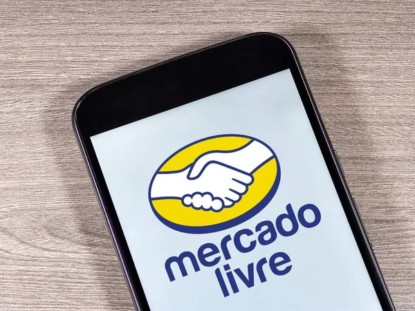 Akıllı telefon ekranında Mercado Livre logosu var. Mercado Livre, e-ticaret çözümleri sunan Arjantinli bir teknoloji şirketi..
