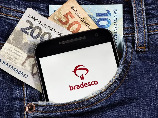 Bradesco Visa Bayraklarının Banco Bradesco Uygulama Logosuna Sahip Akıllı Telefon Stok Resim
