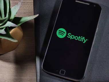 Akıllı telefon ekranındaki logoyu bozun. Spotify bir müzik, podcast ve video yayınlama servisidir..