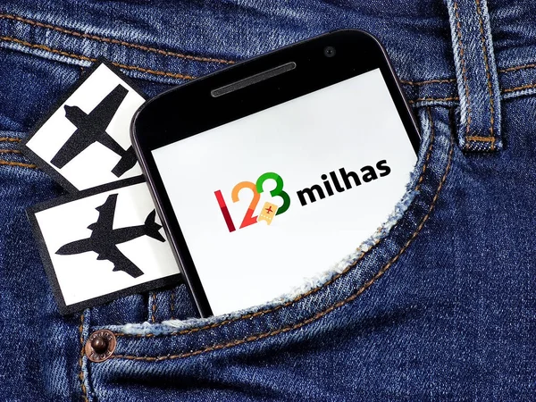 Ekranda 123 Milhas Logosu Olan Akıllı Telefon Pantolon Cebinde Uçak - Stok İmaj