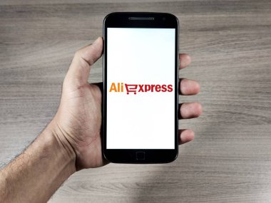 Akıllı telefon ekranında Aliexpress logosu var. Aliekspres, Çinli şirket Alibaba Group veya Alibaba Group 'a ait bir çevrimiçi perakende servisidir..