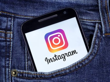 Akıllı telefon ekranında Instagram logosu. Instagram, fotoğraf ve video paylaşımı için bir çevrimiçi sosyal ağdır..