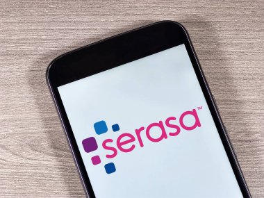Akıllı telefon ekranında Serasa logosu. Serasa, Brezilya 'nın kredi kararları ve iş desteği için bir marka analiz ve bilgi..