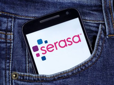Akıllı telefon ekranında Serasa logosu. Serasa, Brezilya 'nın kredi kararları ve iş desteği için bir marka analiz ve bilgi..