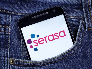 Akıllı telefon ekranında Serasa logosu. Serasa, Brezilya 'nın kredi kararları ve iş desteği için bir marka analiz ve bilgi..