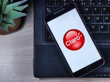 Akıllı telefon ekranında operatör Claro logosu var. Claro cep telefonu, sabit telefon, geniş bant ve ödemeli televizyon uzmanıdır..