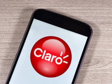Akıllı telefon ekranında operatör Claro logosu var. Claro cep telefonu, sabit telefon, geniş bant ve ödemeli televizyon uzmanıdır..