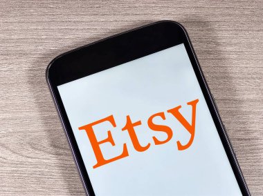 Akıllı telefon ekranında Etsy logosu var. Etsy bir e-ticaret sitesi..
